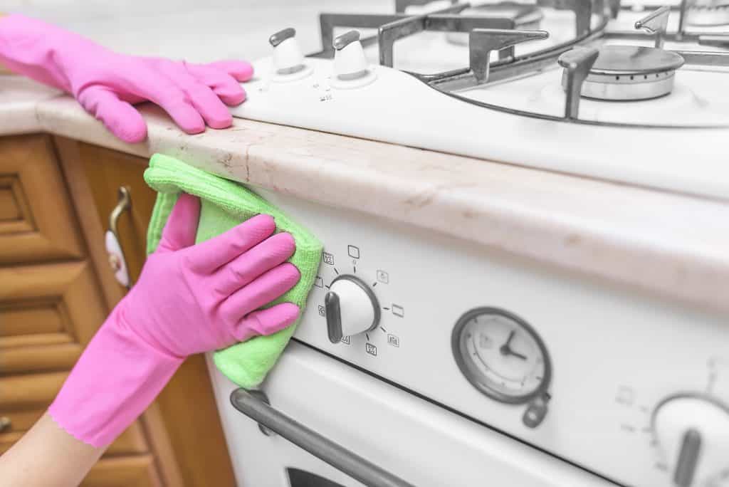 hand cleaning stove,cleaning kitchen,how to keep kitchen clean,deep cleaning kitchen